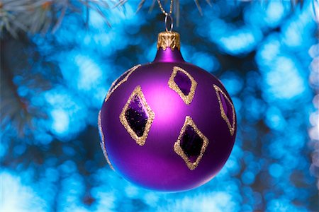 pine tree one not snow not people - Purple Christmas Ball Stock Photo - Rights-Managed, Code: 700-01695399