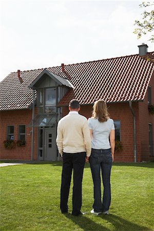 suburban sky - Couple Standing in Front of House Foto de stock - Con derechos protegidos, Código: 700-01716454