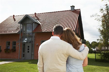 suburban sky - Couple debout devant la maison Photographie de stock - Rights-Managed, Code: 700-01716456