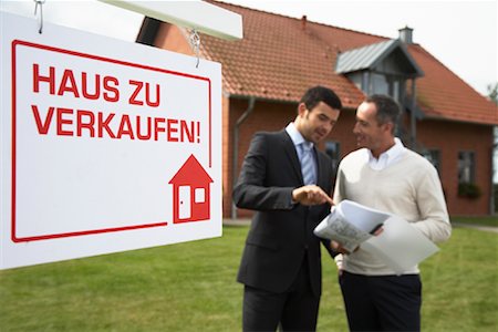 Mann mit Immobilienmakler vor Haus Stockbilder - Lizenzpflichtiges, Bildnummer: 700-01716467