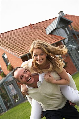 suburban sky - Man Giving Woman Piggyback Ride Foto de stock - Con derechos protegidos, Código: 700-01716477