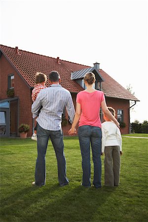 Family Standing in Front of House Foto de stock - Con derechos protegidos, Código: 700-01716522