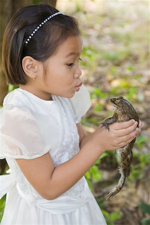 Girl Holding Frog Foto de stock - Con derechos protegidos, Código: 700-01716695