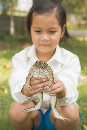 Girl Holding Frog Foto de stock - Con derechos protegidos, Código: 700-01716696