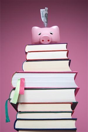 education concept - Piggy Bank on top of Stack of Books Foto de stock - Con derechos protegidos, Código: 700-01716853