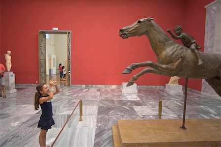 simsearch:700-00182480,k - Enfant prenant la photographie de la Sculpture, le Musée archéologique nationale, Athènes, Grèce Photographie de stock - Rights-Managed, Code: 700-01717752