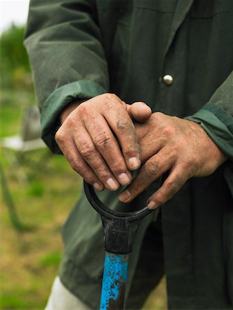 pá de jardim - Man's Dirty Hands Holding Shovel Handle Foto de stock - Direito Controlado, Número: 700-01718019