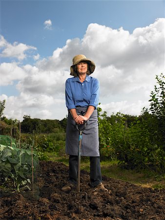 Woman Standing in Garden with Pitchfork Foto de stock - Con derechos protegidos, Código: 700-01718038