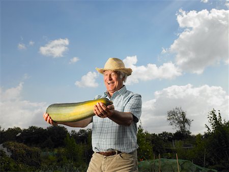 farmer looking at farm photos - Mature Man with Large Vegetable Foto de stock - Con derechos protegidos, Código: 700-01718049