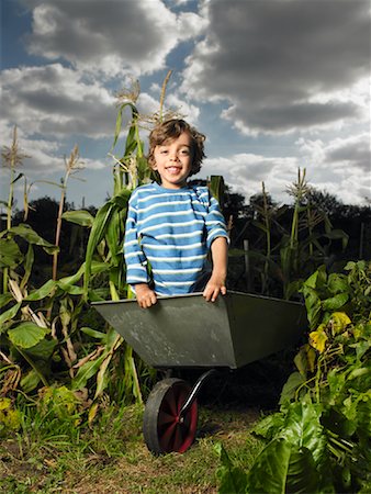 Portrait of Boy in Wheelbarrow Foto de stock - Con derechos protegidos, Código: 700-01718057