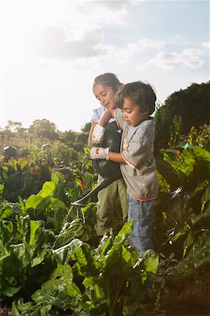 Children Watering Plants Foto de stock - Con derechos protegidos, Código: 700-01718072