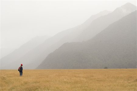 Man in Valley by Mountains, Eglinton Valley, Milford Road, Fiordland National Park, New Zealand Foto de stock - Con derechos protegidos, Código: 700-01765165
