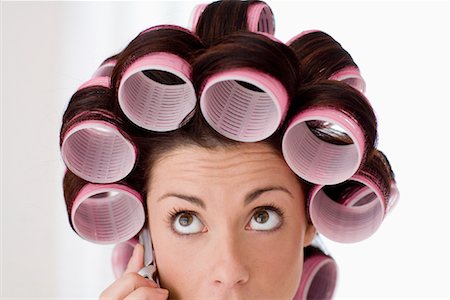 Close-up Portrait of Woman Wearing Hair Curlers and using Cell Phone Foto de stock - Con derechos protegidos, Código: 700-01787598