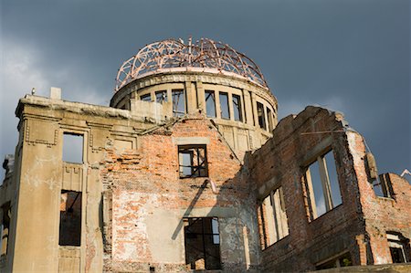 Dome de la bombe atomique à Hiroshima Peace Memorial Park, Hiroshima, Japon Photographie de stock - Rights-Managed, Code: 700-01788032