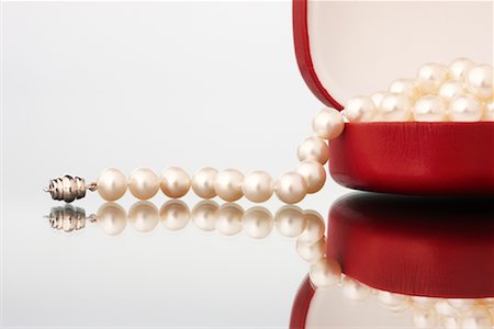 portagioielli - String of Pearls in Jewelry Box Fotografie stock - Rights-Managed, Codice: 700-01788547