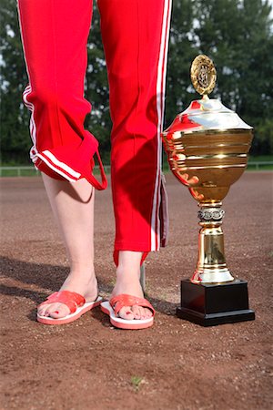 pantalón de sudadera - Woman Standing Beside Trophy Foto de stock - Con derechos protegidos, Código: 700-01788611