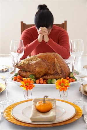 dining table plate dressing with picture - Woman Saying Grace at Thanksgiving Dinner Foto de stock - Con derechos protegidos, Código: 700-01788884