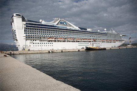 rimorchiatore - Cruise Ship in Port Fotografie stock - Rights-Managed, Codice: 700-01792313