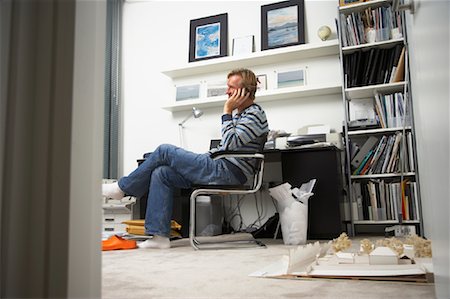 Homme travaillant dans les bureaux à domicile Photographie de stock - Rights-Managed, Code: 700-01827599