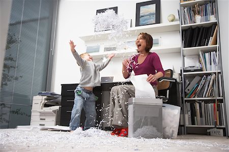 désobéissant - Femme et garçon jouant avec papier déchiqueté dans Office Photographie de stock - Rights-Managed, Code: 700-01827609