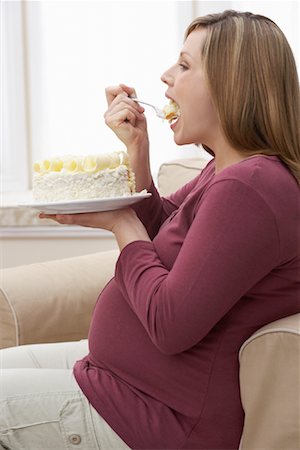 fort en calorie - Femme enceinte mange des gâteaux Photographie de stock - Rights-Managed, Code: 700-01837413