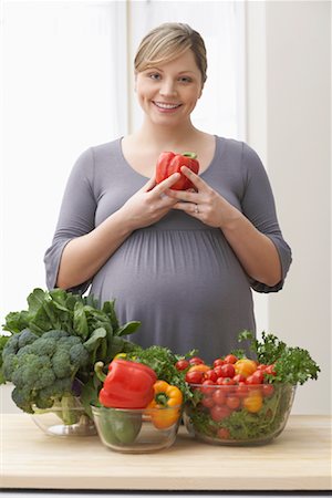 simsearch:700-01837441,k - Pregnant Woman With Vegetables Fotografie stock - Rights-Managed, Codice: 700-01837440