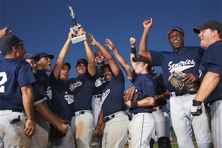 simsearch:700-01838381,k - Équipe de baseball acclamant avec trophée Photographie de stock - Rights-Managed, Code: 700-01838413