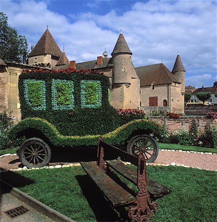 Shrubbery Shaped as Car, Chateau de la Clayette, La Clayette, Bourgogne, France Fotografie stock - Rights-Managed, Codice: 700-01838541