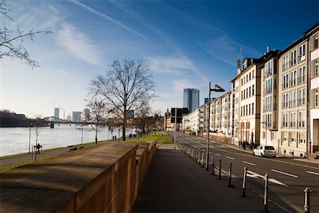 road to big sky - Overview of Street and River in City, Frankfurt, Hessen, Germany Foto de stock - Con derechos protegidos, Código: 700-01879219