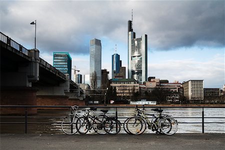 simsearch:6119-08278700,k - Fahrräder geparkt vom Fluss, Frankfurt, Hessen, Deutschland Stockbilder - Lizenzpflichtiges, Bildnummer: 700-01879228