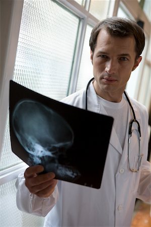 Arzt Röntgenaufnahmen betrachten Stockbilder - Lizenzpflichtiges, Bildnummer: 700-01879272