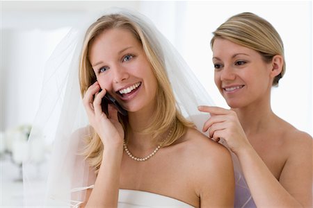 Bride Talking on Cell Phone Foto de stock - Con derechos protegidos, Código: 700-01879556