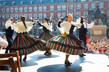 plaza mayor - Traditional Dancers, Plaza Mayor, Madrid, Spain Foto de stock - Con derechos protegidos, Código: 700-01879811