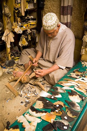 simsearch:841-02944843,k - Artisan Making Combs from Cow Horns, Medina of Fez, Morocco Fotografie stock - Rights-Managed, Codice: 700-01879913