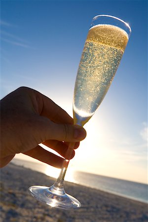 Main tenant un verre de Champagne Wilson Island, Queensland, Australie Photographie de stock - Rights-Managed, Code: 700-01880093