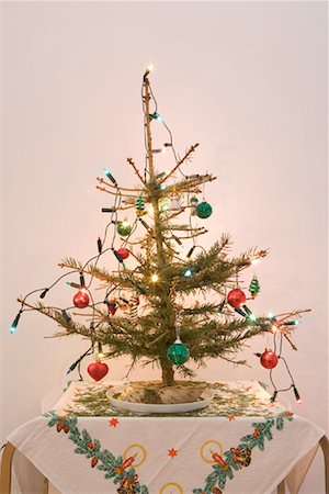 decorating tree - Small Christmas Tree on Table Foto de stock - Con derechos protegidos, Código: 700-01954446