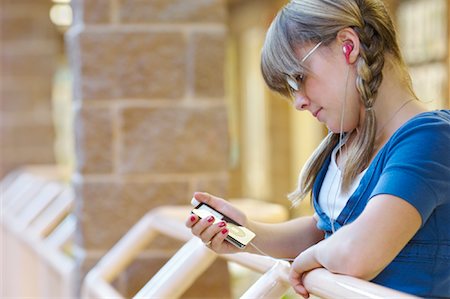 Student Listening to MP3 Player Foto de stock - Con derechos protegidos, Código: 700-01954548