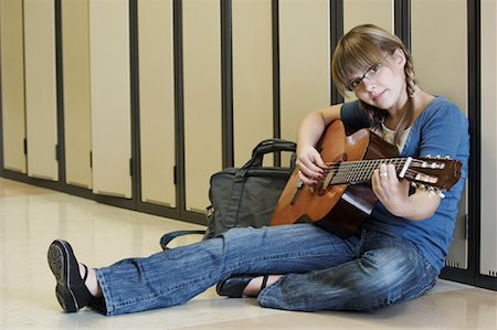 Étudiant s'asseoir en casiers, jouer de la guitare Photographie de stock - Rights-Managed, Code: 700-01954558