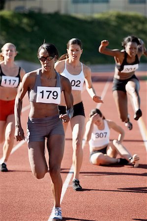 piccolo incidente - Athlete Falling During Track and Field Race Fotografie stock - Rights-Managed, Codice: 700-01954733