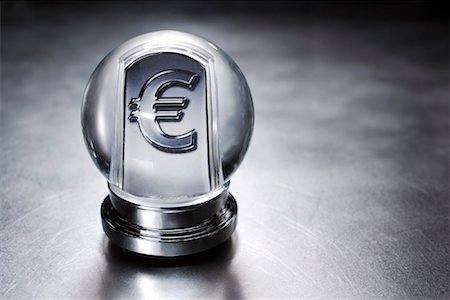 Symbole de l'euro dans la boule de cristal Photographie de stock - Rights-Managed, Code: 700-01954746