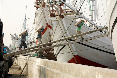 simsearch:400-03971637,k - People Loading Cargo Onto Boat, Sunda Kelapa, North Jakarta, Jakarta, Java, Indonesia Foto de stock - Con derechos protegidos, Código: 700-01954888