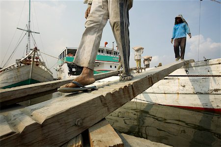 Menschen, die beim Laden Cargo auf Boot, Sunda Kelapa, Nord-Jakarta, Jakarta, Java, Indonesien Stockbilder - Lizenzpflichtiges, Bildnummer: 700-01954889