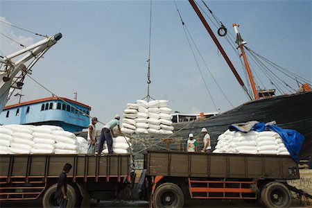 People Loading Cargo Onto Boat, Sunda Kelapa, North Jakarta, Jakarta, Java, Indonesia Foto de stock - Con derechos protegidos, Código: 700-01954890