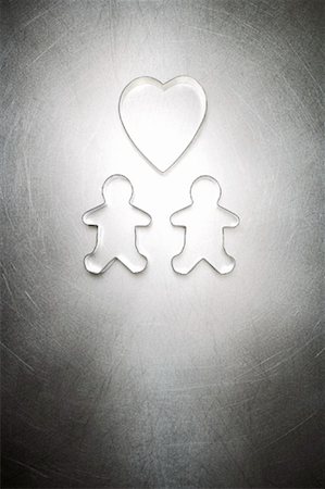 Deux Gingerbread Men emporte-pièces avec l'emporte-pièce en forme de coeur Photographie de stock - Rights-Managed, Code: 700-01955415