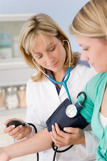 Doctor Checking Patient's Blood Pressure Photographie de stock - Premium Droits Gérés, Artiste: Michael A. Keller, Le code de l’image : 700-01955487