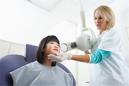 puño cerrado - Girl Receiving X-Ray at Dentist Foto de stock - Con derechos protegidos, Código: 700-01993001