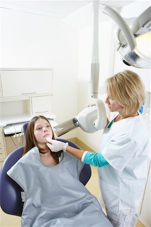 puño cerrado - Girl Receiving X-Ray at Dentist Foto de stock - Con derechos protegidos, Código: 700-01993002