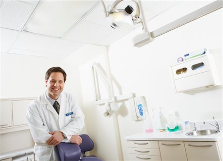 dental equipment - Portrait of Dentist in Office Foto de stock - Con derechos protegidos, Código: 700-01993023