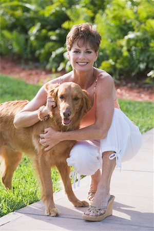 simsearch:700-01993313,k - Femme au chien dans la Cour arrière, Florida, USA Photographie de stock - Rights-Managed, Code: 700-01993311