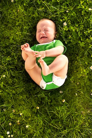 Baby Crying in Grass Foto de stock - Con derechos protegidos, Código: 700-02010271